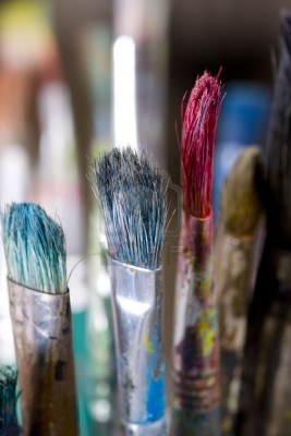 4771856-painting-brushes-in-artist-studio