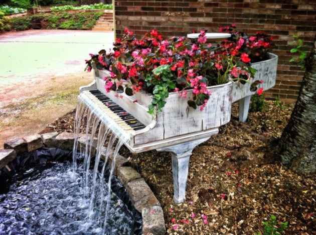 designheroes._us_2013_02_01_old-piano-turned-into-outdoor-fountain_-630x470