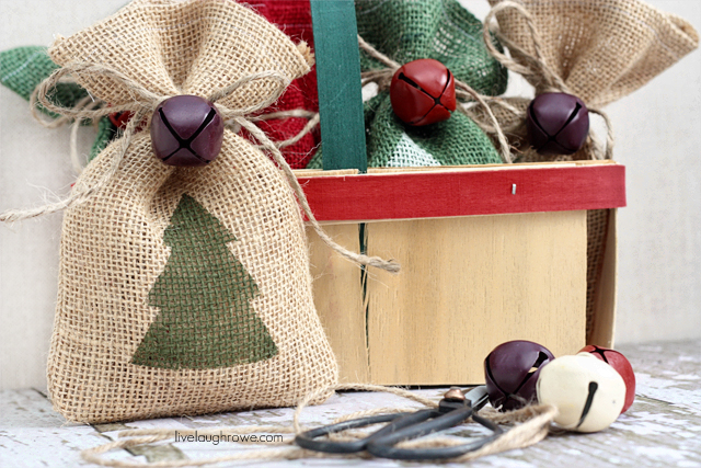 DIY-Christmas-Burlap-Gift-Bags7