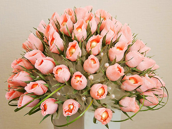 diy-rose-wedding-arrangement-rosebuds-ferrero-rocher-chocolates