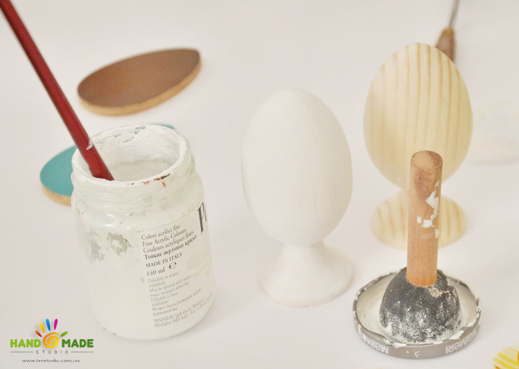 Пасхальные яйца в стиле шебби-шик с рельефным орнаментом и декупажем.