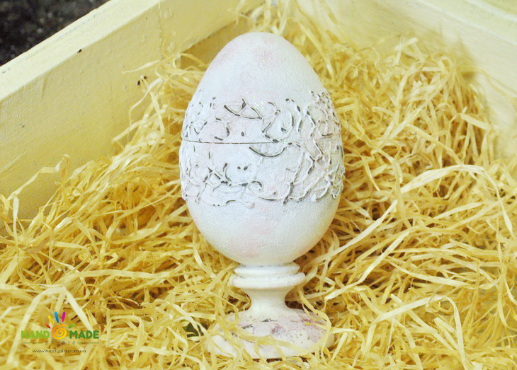 Пасхальные яйца в стиле шебби-шик с рельефным орнаментом и декупажем.