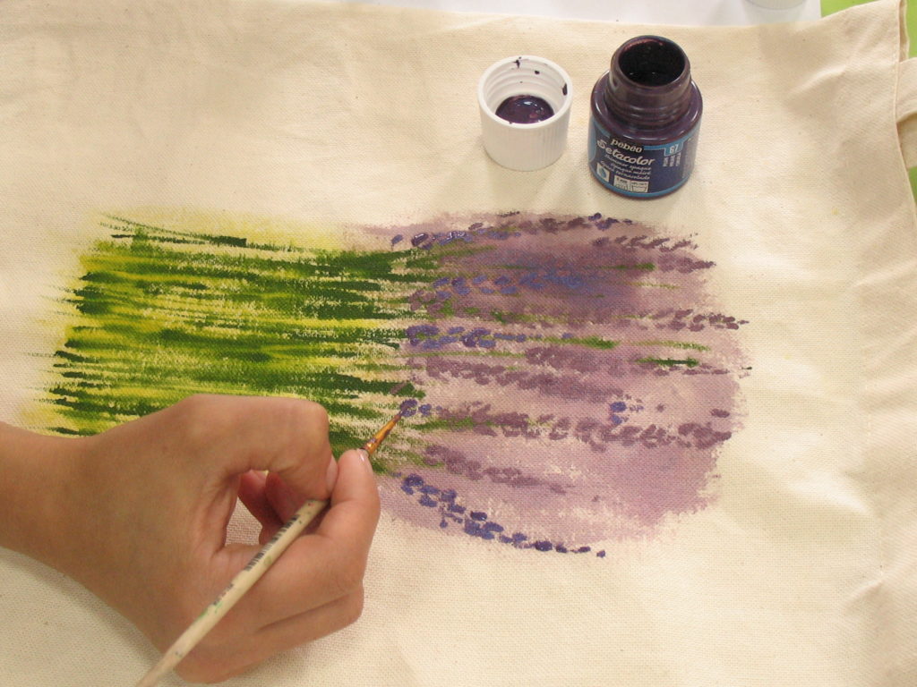 прорисовываем цветочки фиолетовыми красками различных оттенков
