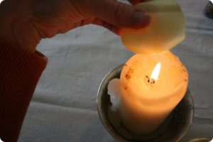 обплавим неравномерно края на свече, слегка приближая к пламени