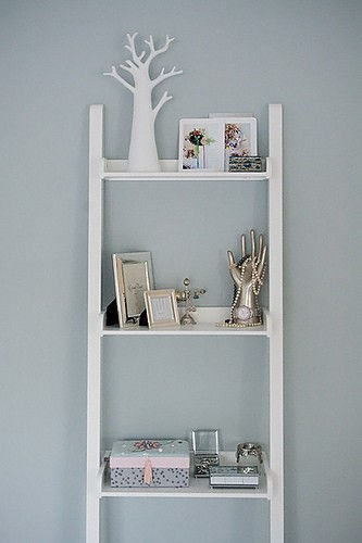 how-to-use-an-old-ladder-as-a-display-19