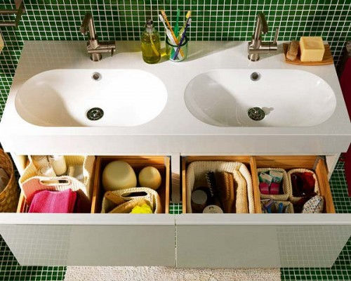 makeup-storage-in-a-bathroom-cabinets