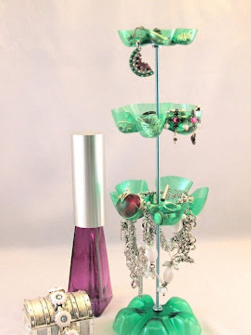 original-jewelry-stand-of-repurposed-plastic-bottles-5