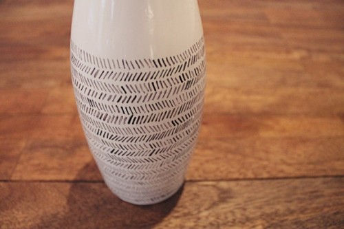 stylish-diy-black-and-white-vase-4