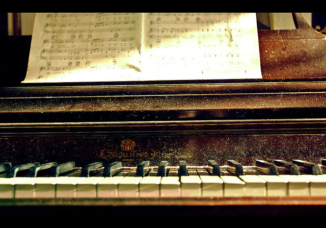 dust-key-keyboard-music-notes-old-Favim.com-65392