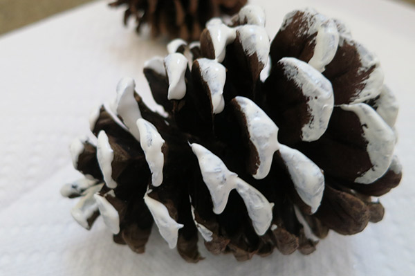 homemade-pinecone-ornaments2