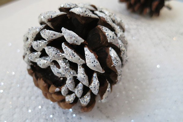 homemade-pinecone-ornaments3