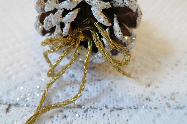 homemade-pinecone-ornaments5
