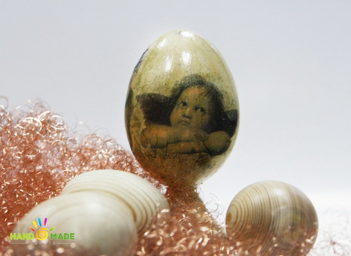 Декупаж яйца с использованием двухкомпонентного кракелюра.