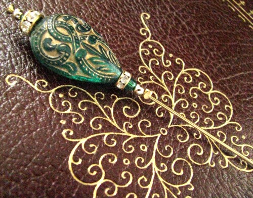 vintage_victorian_style_gold_engraved_emerald_green_glass_and_rhinestone_hat_pin_or_scarf_pin_b4ce41d4