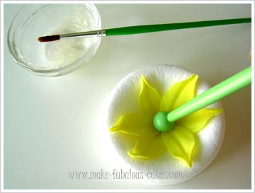 gum-paste-daffodil-5